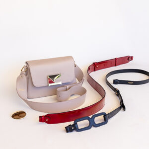 Pack Signature Clotilde Taupe, bandoulière rouge, taupe et noire, fermoir audacieuse et galet