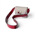 Sac Clotilde Taupe bandoulière rouge vernis longue fermoir Audacieuse Rouge