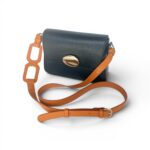 Sac Clotilde Noire bandoulière 8 camel longue fermoir charmeuse